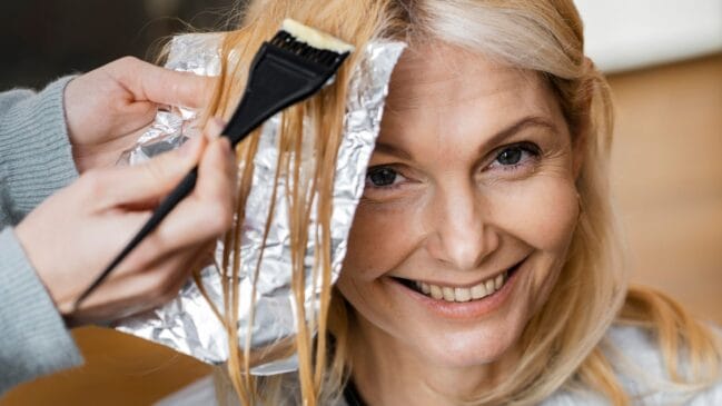 Idosa pintando o cabelo