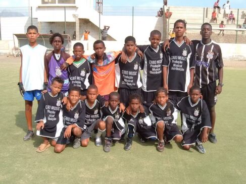 Jogadores do Corinthians de São Vicente reunidos antes de uma partida local; na África, o clube amador inspirado no gigante paulista veste a cor verde sem problemas /Reprodução