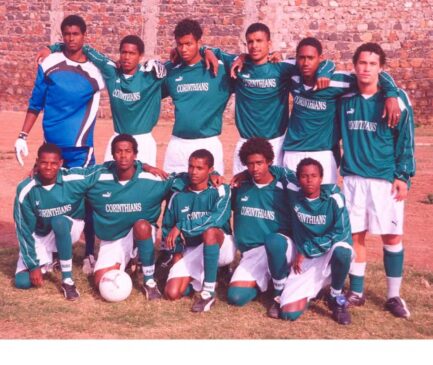 Crianças jogam futebol nas ruas da Ilha de São Vicente, mantendo viva a ligação ancestral e o amor pelo esporte que une Cabo Verde ao futebol brasileiro /Reprodução