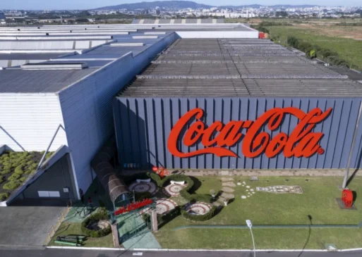no Brasil repete cenário vívido pela gigante das bebidas em 2025, quando a marca Topo Chico foi retirada das prateleiras americanas pelo mesmo motivo/Divulgação