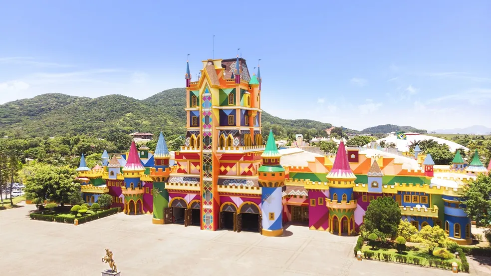 Visitantes circulando por área temática do Beto Carrero World durante um dia de funcionamento.