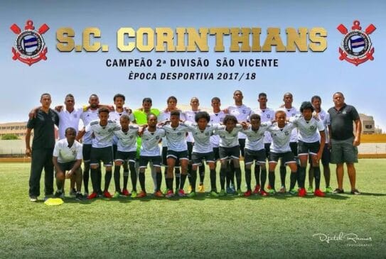 O dirigente José Martins mostra a antiga reportagem da revista brasileira que repercutiu a fundação e a criação do escudo do Corinthians africano no fim dos anos 1980 /Reprodução