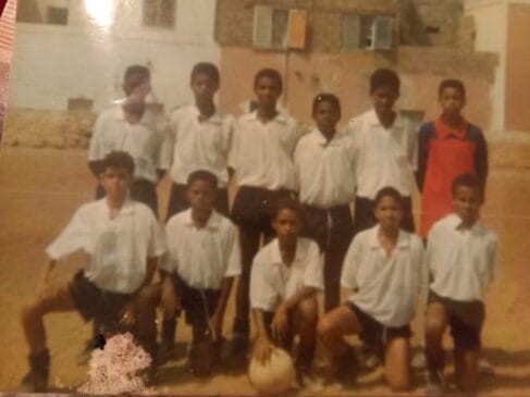 Jovens atletas durante treinamento nas categorias de base do clube de Cabo Verde, que há quase quatro décadas focam na iniciação esportiva com recursos limitados /Reprodução