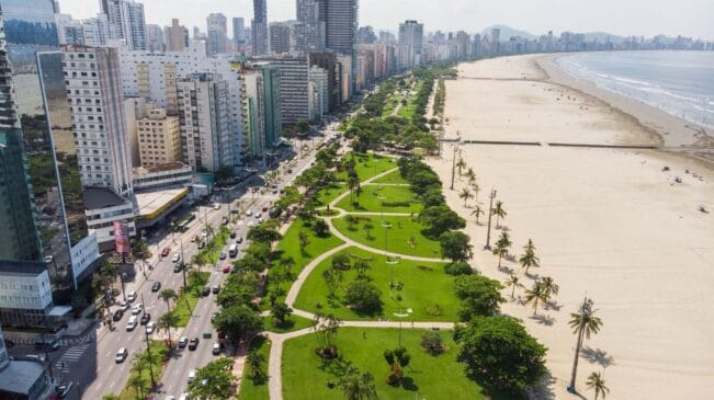 Corrida acontece na orla da praia de Santos. (Créditos: Rogério Cassimiro - Mtur)