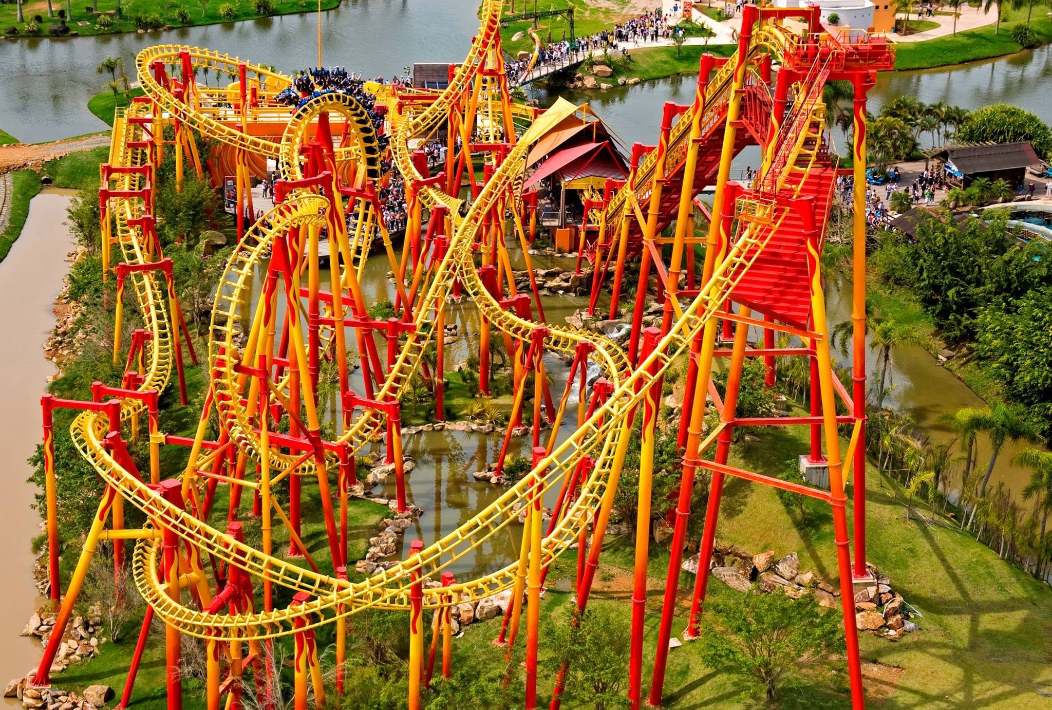 Vista geral da montanha-russa FireWhip no Beto Carrero World.