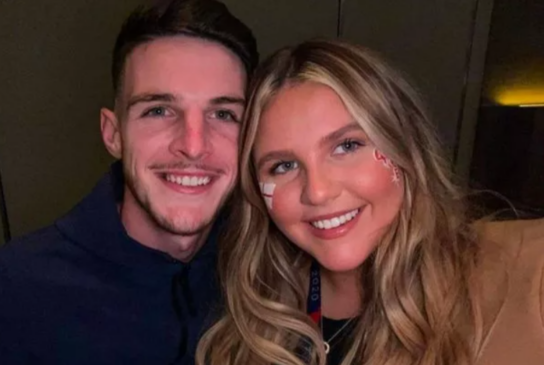 "Ela está comigo desde que eu era um zé-ninguém", disparou o jogador do Arsenal ao rebater as críticas sobre o peso de Lauren. /Redes Sociais