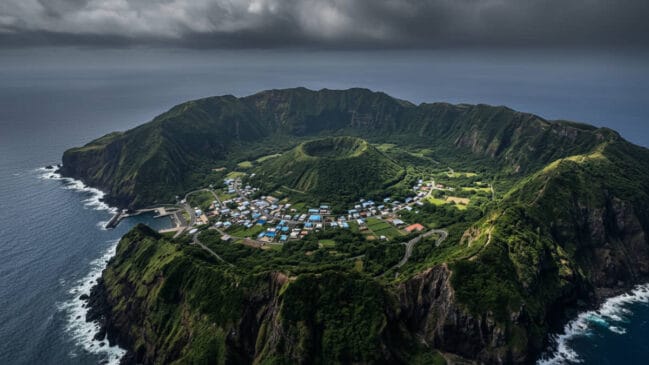 Sob um céu de tempestade, o vilarejo de Aogashima desafia o perigo de viver dentro do vulcão