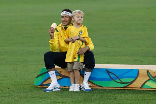 Revelado pelo Santos, Neymar Jr. alcançou o ápice no cenário europeu ao faturar a tríplice coroa pelo Barcelona e se consolidar entre os maiores do mundo. (Wikipédia)