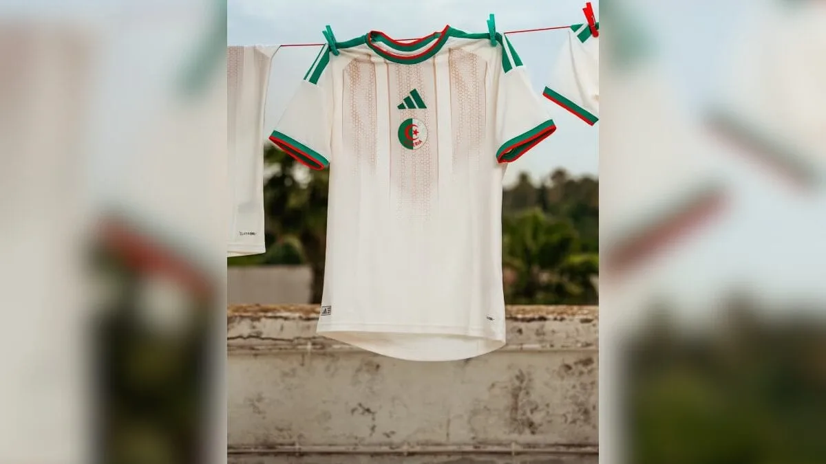 A imagem mostra uma camisa da Argelia
