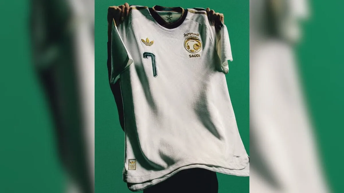 A imagem mostra uma camisa da Arábia Saudita