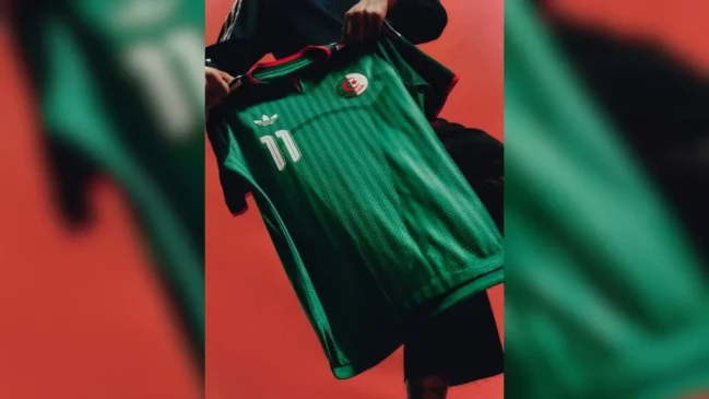 A imagem mostra uma camisa da Argelia