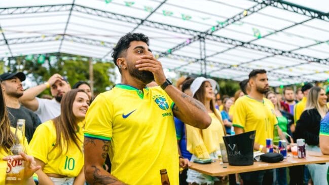 Jogos do Brasil na Copa podem virar feriado, mas a folga não será para todo mundo