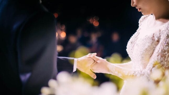 Bilionário promete fortuna para o homem que se casar com sua filha amada