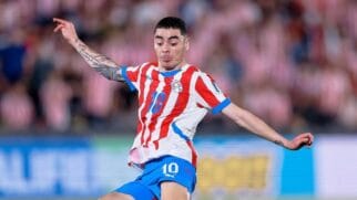 Miguel Almirón recebeu cartão amarelo por simulação após o VAR corrigir a marcação inicial do árbitro em Estados Unidos x Paraguai