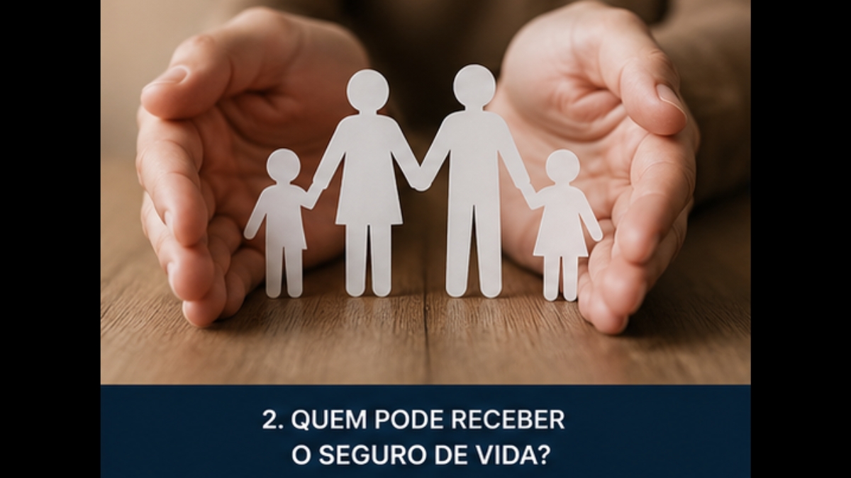 Recorte de papel representando uma família protegido por mãos humanas.