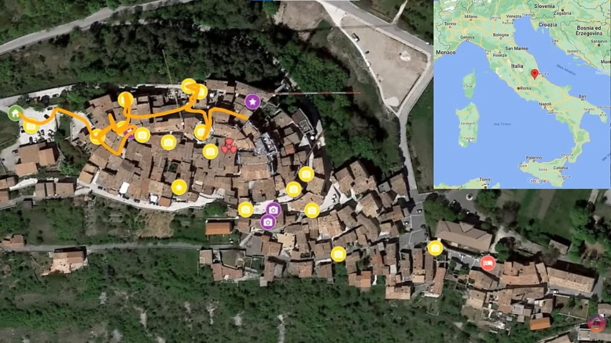 Foto de satélite em estilo mapa com ícones coloridos sobrepostos nas ruas e telhados do vilarejo, com um mapa da Itália localizado no canto superior direito.