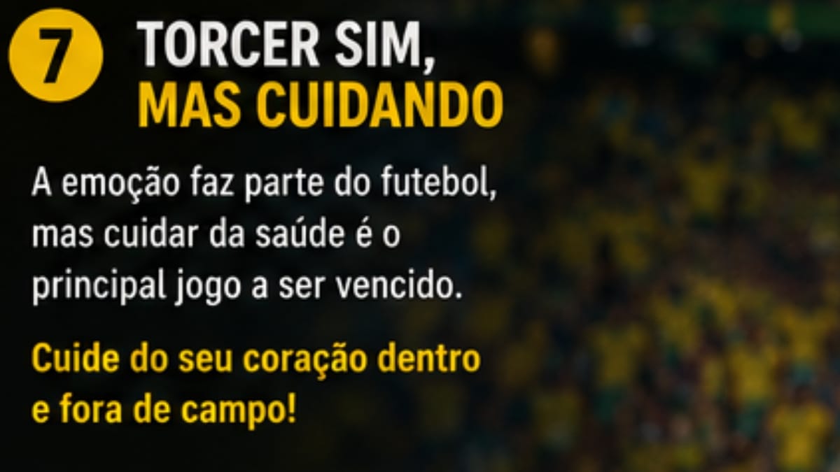 Infográfico final com o número 7 em um círculo amarelo e o título "Torcer sim, mas cuidando". O plano de fundo mostra a torcida brasileira desfocada nas arquibancadas de um estádio de futebol.