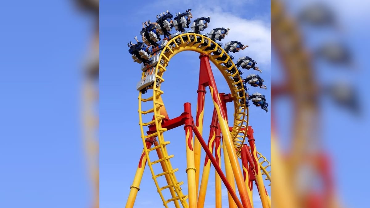 Passageiros com as pernas suspensas durante trajeto da montanha-russa FireWhip.