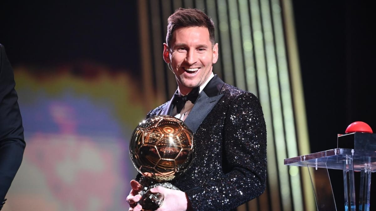Lionel Messi segura o prêmio Bola de Ouro durante cerimônia de premiação do futebol.