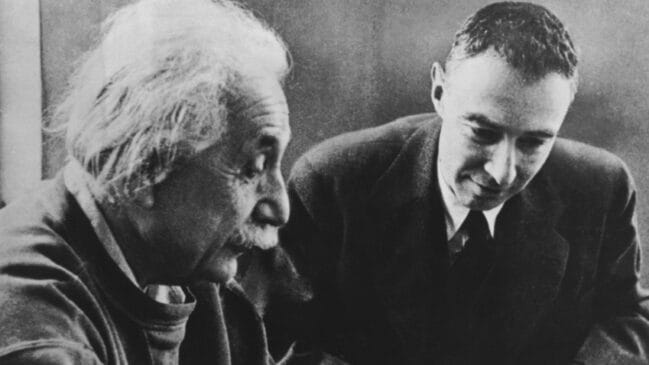 Registro histórico em preto e branco reunindo dois dos cientistas mais influentes do século XX: Albert Einstein e J. Robert Oppenheimer.