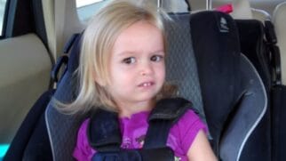 A garotinha loira do meme "Side-Eye Chloe" olhando de lado com expressão de desconfiança e desapontamento