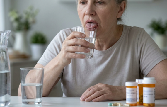 Dificuldade para mastigar e sensação de segurança constante podem ser sinais de xerostomia; estudos recentes associam o problema ao uso de antidepressivos, diuréticos e antialérgicos/Imagem feita por IA