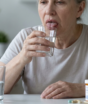 Língua áspera e boca colando ao acordar? Estudos alertam para causa além da desidratação