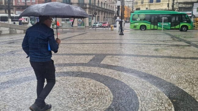 Frente fria está no litoral de SP e chuva deve ficar mais forte nas próximas horas