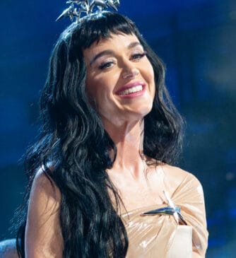 Com o aclamado Teenage Dream (2010), a cantora americana atingiu o topo das paradas com cinco faixas diferentes, igualando um feito histórico na música pop. (Wikipédia)