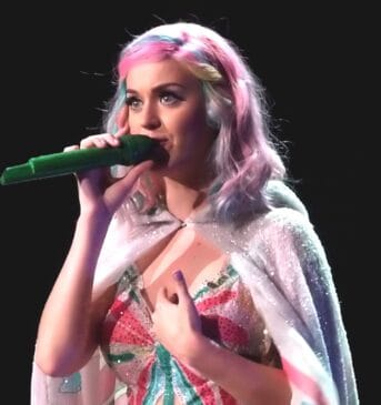 Katy Perry conquistou projeção mundial em 2008 com o lançamento do álbum One of the Boys , impulsionado pelo polêmico e marcante single "I Kissed a Girl". (Wikipédia)