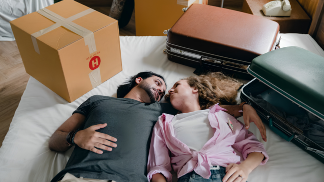 Modelo ‘LAT’ ganha força entre os relacionamentos atuais; Entenda a lógica por trás da tendência