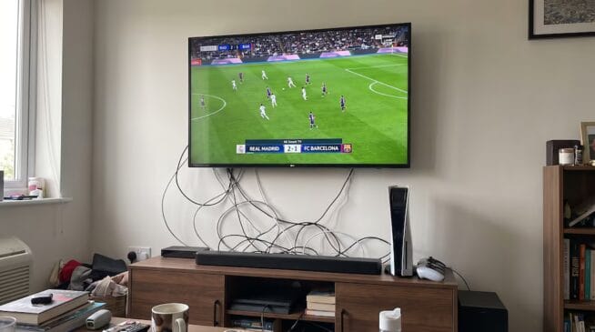 O acúmulo de aparelhos como consoles e soundbars multiplica o número de fios expostos na sala. /Imagem feita por IA