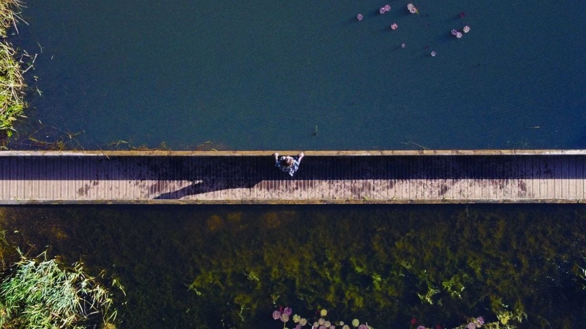 Ponte que divide as águas como Moisés impressiona turistas e parece desaparecer na água - Ponte que _divide as águas_ como Moisés impressiona turistas e parece desaparecer na água