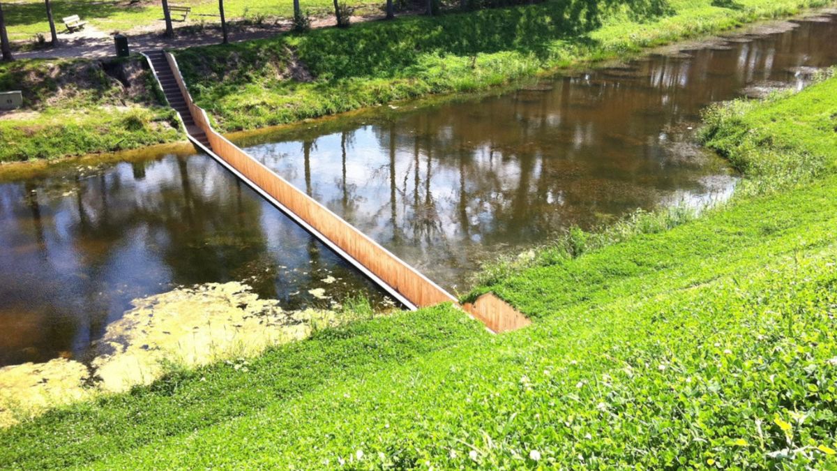 Ponte que divide as águas como Moisés impressiona turistas e parece desaparecer na água - Ponte que _divide as águas_ como Moisés impressiona turistas e parece desaparecer na água