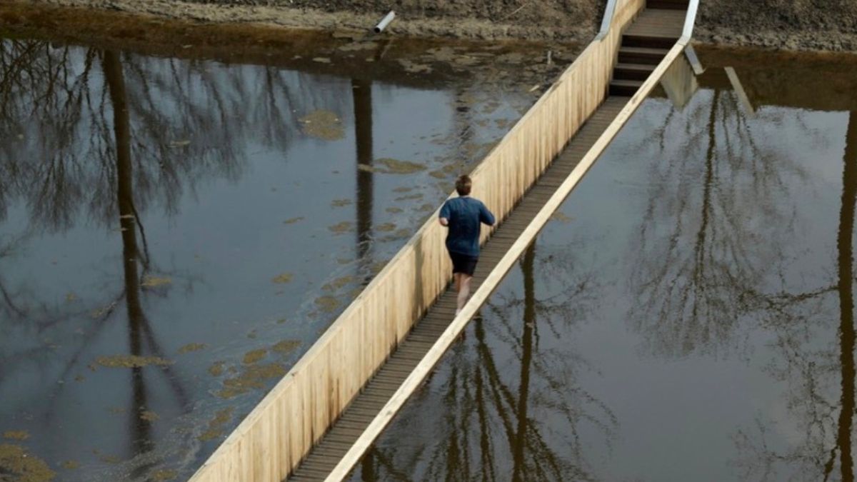 Ponte que divide as águas como Moisés impressiona turistas e parece desaparecer na água - Ponte que _divide as águas_ como Moisés impressiona turistas e parece desaparecer na água