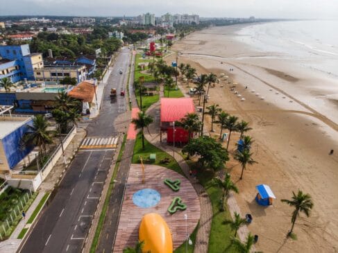 Ambiente familiar: Com mar calmo e faixa de areia tranquila, a Praia de Guaratuba é o refúgio ideal para desacelerar com as crianças/Divulgação