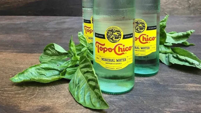 Engarrafamento em vidro e plástico do Topo Chico, marca afetada por recall em 2025. /Divulgação