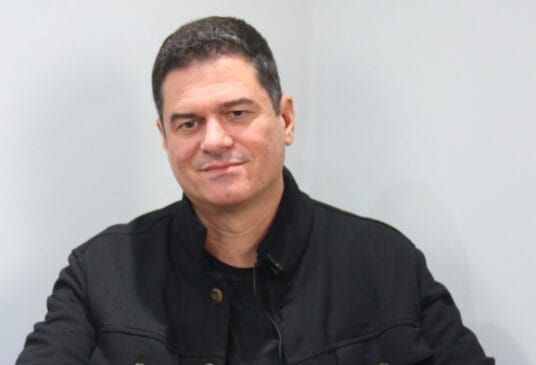 Com base em Santos, o parlamentar aposta no contato direto com o eleitor e na experiência como secretário. DL/Nair Bueno