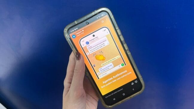 Diferente de outros rivais, o aplicativo funciona baseado em nuvem, o que permite que você acesse suas conversas de vários dispositivos ao mesmo tempo sem perder dados