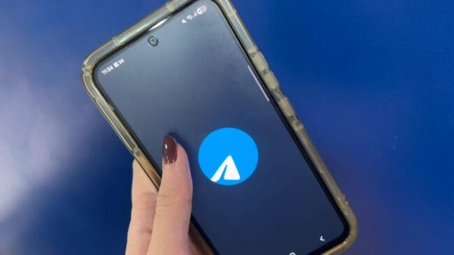 O Telegram oferece criptografia de ponta a ponta em seus "chats secretos", além de permitir que mensagens sejam autodestruídas após um período determinado pelo usuário