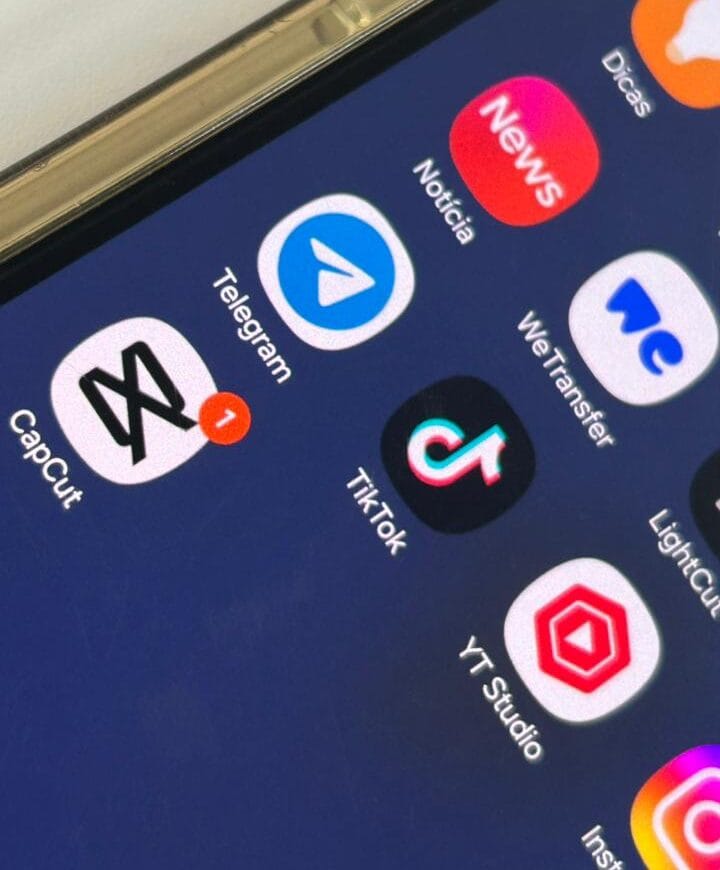 Mensageria em nuvem: O Telegram é um aplicativo gratuito de troca de mensagens focado em velocidade e segurança, funcionando de forma totalmente integrada em celulares, tablets e computadores. (Wikipédia)