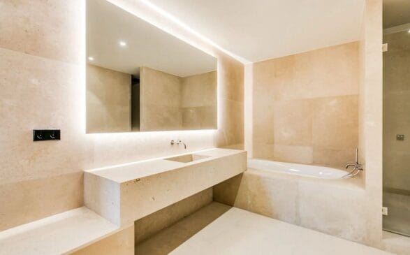 O banheiro principal com acabamento em mármore, banheira de hidromassagem e vista para os jardins, projetado para oferecer uma experiência de spa cinco estrelas /Redes Sociais