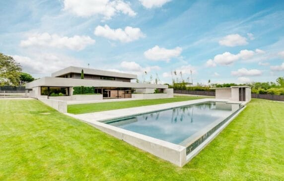 A imponente fachada da mansão de 1.280 m² localizada em La Finca, um dos condomínios mais protegidos e exclusivos de Madri /Redes Sociais