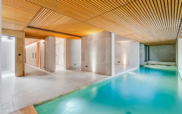 Uma deslumbrante piscina externa integrada aos 3 mil metros quadrados de terreno e cercada por áreas verdes /Redes Sociais
