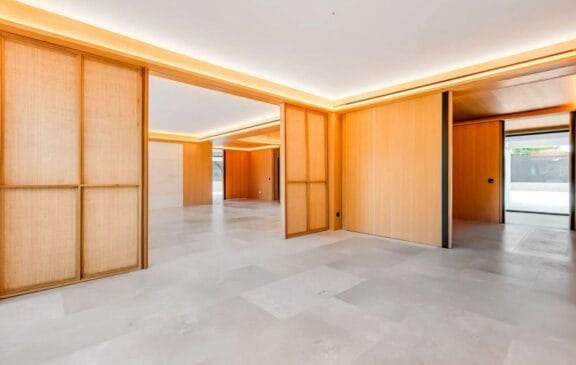 Detalhes da sala de cinema privada, projetada para garantir conforto e exclusividade aos locatários de alto poder aquisitivo /Redes Sociais