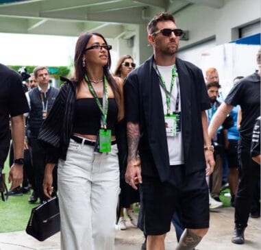 Antonela é sempre vista ao lado de Messi, demostrando apoio ao marido./Redes Sociais