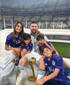 Thiago (13), Mateo (10) e Ciro (8) roubaram a cena nas redes sociais com momentos fofos em família. /Redes Sociais