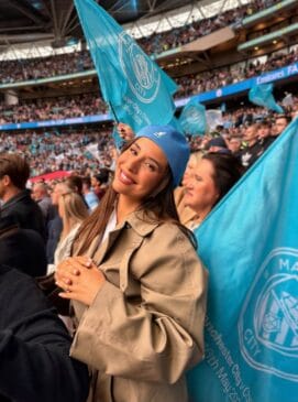 Discreto, a influenciada costuma acompanhar os jogos decisivos do craque diretamente dos estádios na Inglaterra. /Redes Sociais