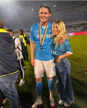Orgulhosa, Cam acompanhou o meio-campista na premiação onde ele faturou dois troféus na Itália. /Redes Sociais