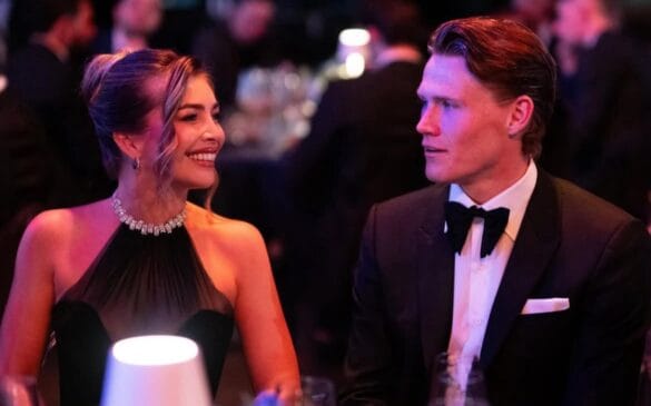 Apesar do glamour do futebol, Cam e Scott preservam momentos simples da rotina a dois. /Redes Sociais